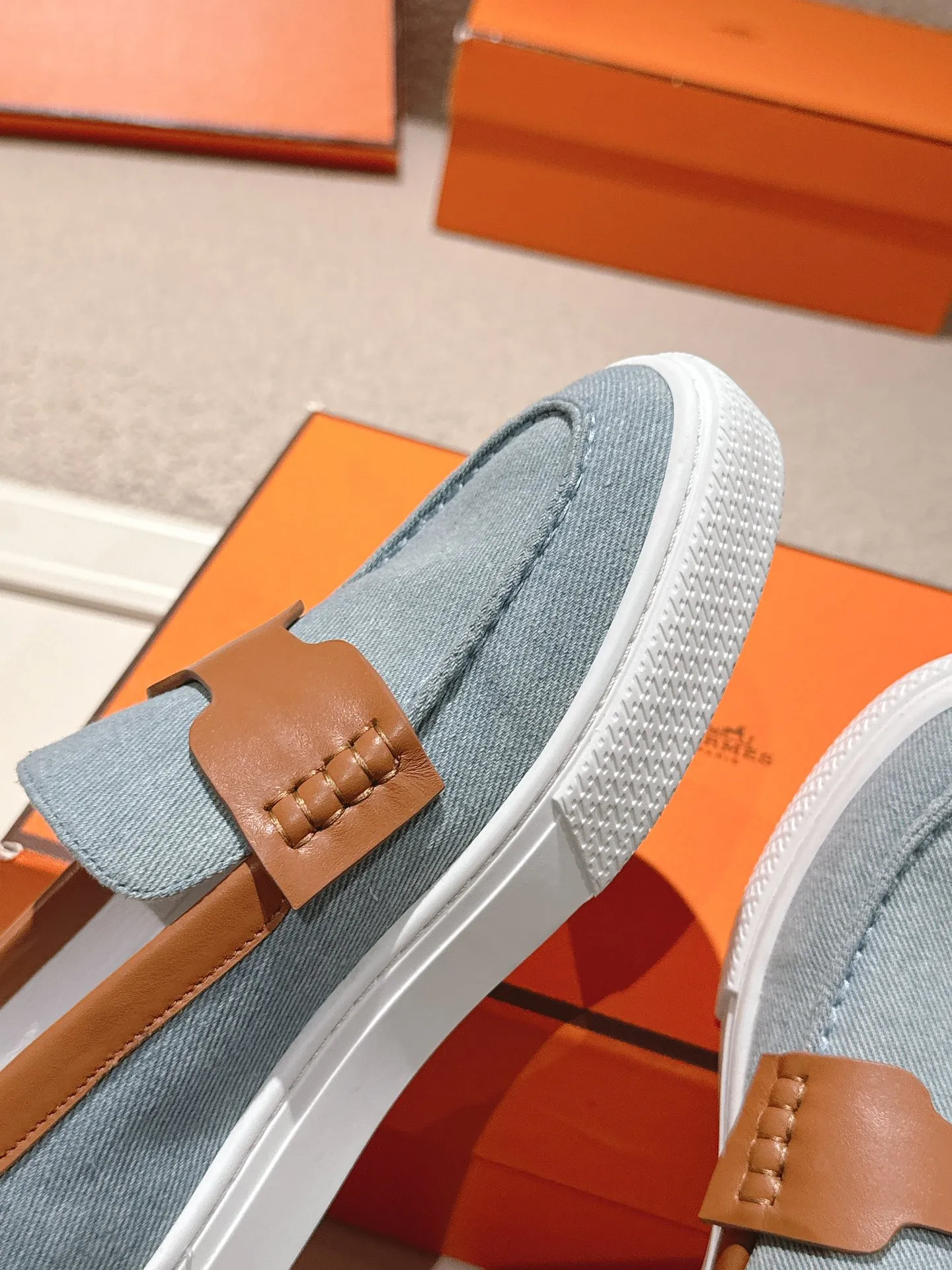 Men's men's shoes P620! Hermes# Thick Sole Couple Loafers These lace-up free sneakers in calfskin and washed denim feature signature "H" details. The design is simple and smooth, creating a fashionable urban look. It is comfortable and versatile. H family classics are not outdated, and the delivery counter is beautifully packaged🛍📦 Fabric: Original customized washed denim/first-layer cowhide Lining: Imported soft sheepskin Sole: Original open-molded anti-slip TPU material Size: 35-45